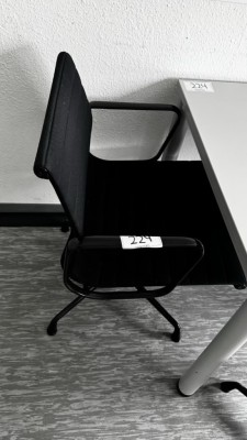 1 Tisch mit 3 Besucherstühlen Vitra